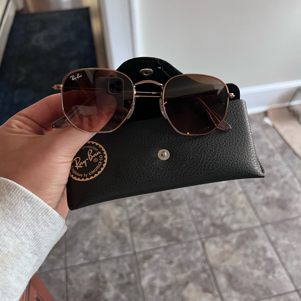 Hexagonal ray bands